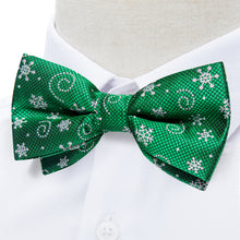 Christmas Green Snowflakes Solid Silk Men's Pre-Bowtie Pocket Square Cufflinks Set